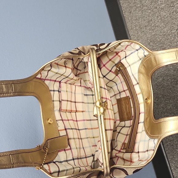 COACH LARGE 3 COMPARTMENT MONOGRAM GOLD LEATHER ACCENT WITH KISSLOCK - Picture 13 of 13